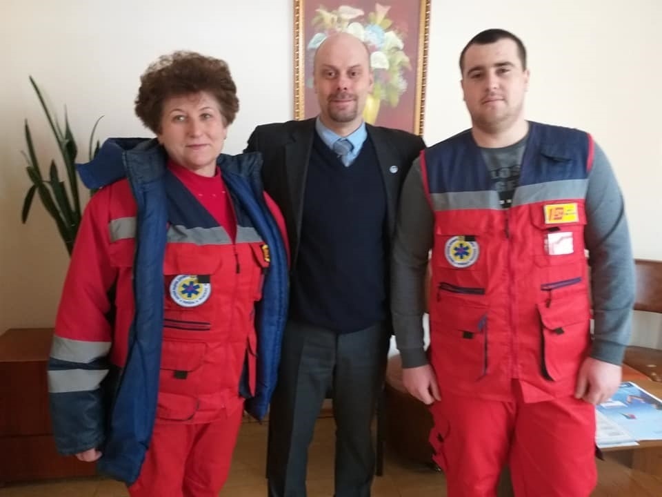 Дмитро Самофалов з фельдшерами Нижньосірогозької підстанції екстреної (швидкої) медичної допомоги