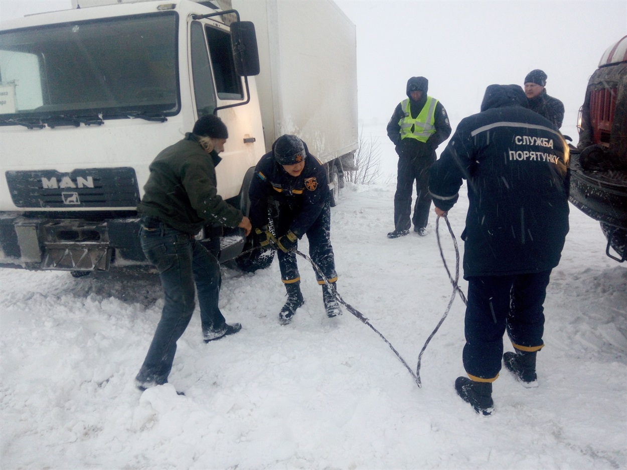 Визволити МАН зі снігової пастки допомагають рятувальники