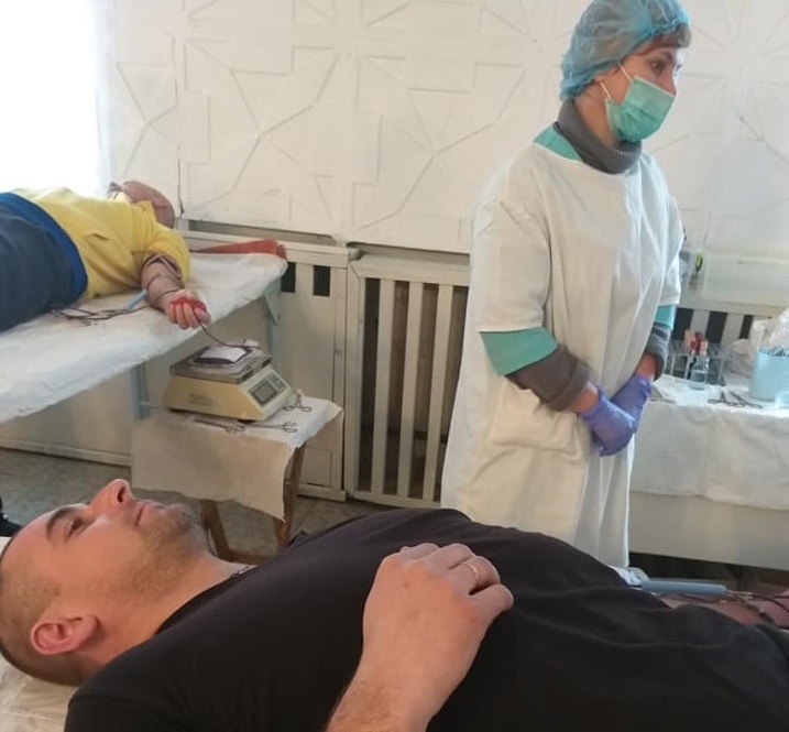 Забір крові проводять медики Каховської філії Херсонського обласного центру служби крові