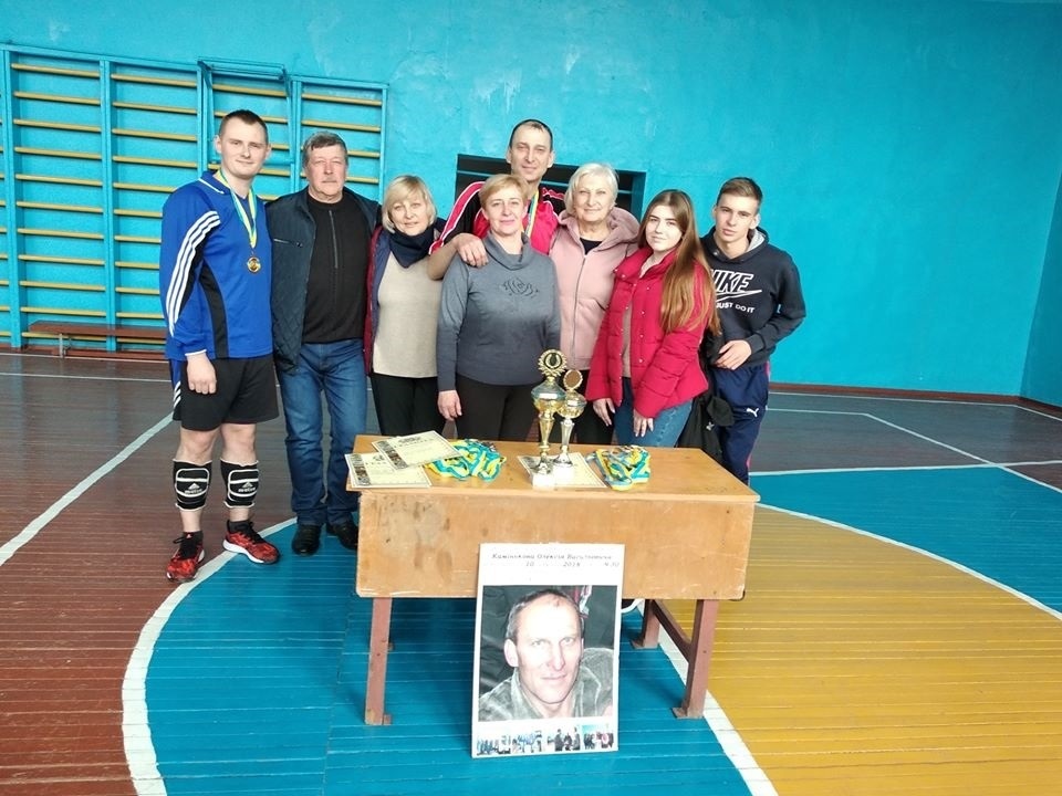 Родина Камінькових і Олег Кутіщев (другий ліворуч)