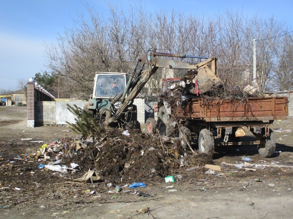 Вивезення сміття по вулиці Таврійській в Нижніх Сірогозах