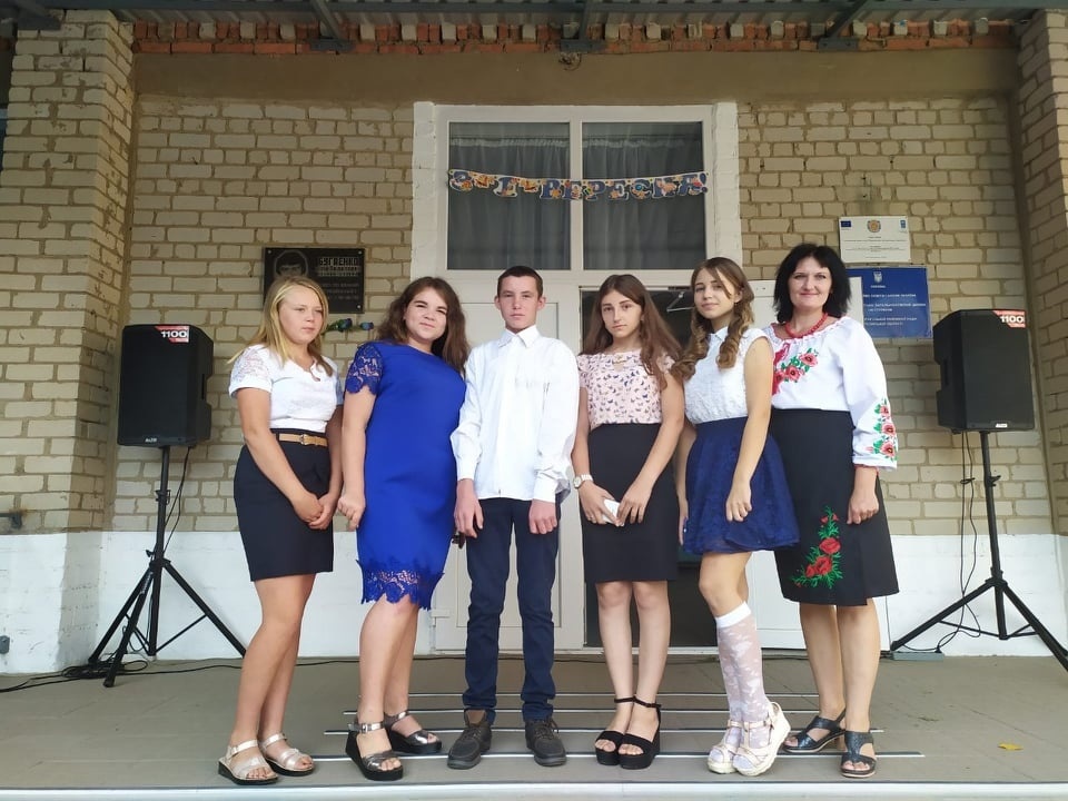 Юлія Бородай (праворуч) з учнями Першопокровської школи