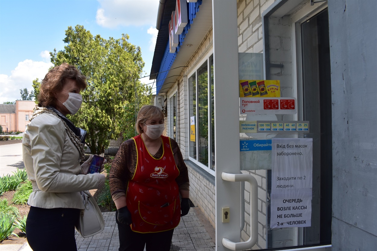 Дотримання карантинних вимог в магазині “Насолода” перевіряє фахівчиння Держпродспоживслужби Лариса Качкарова (ліворуч)