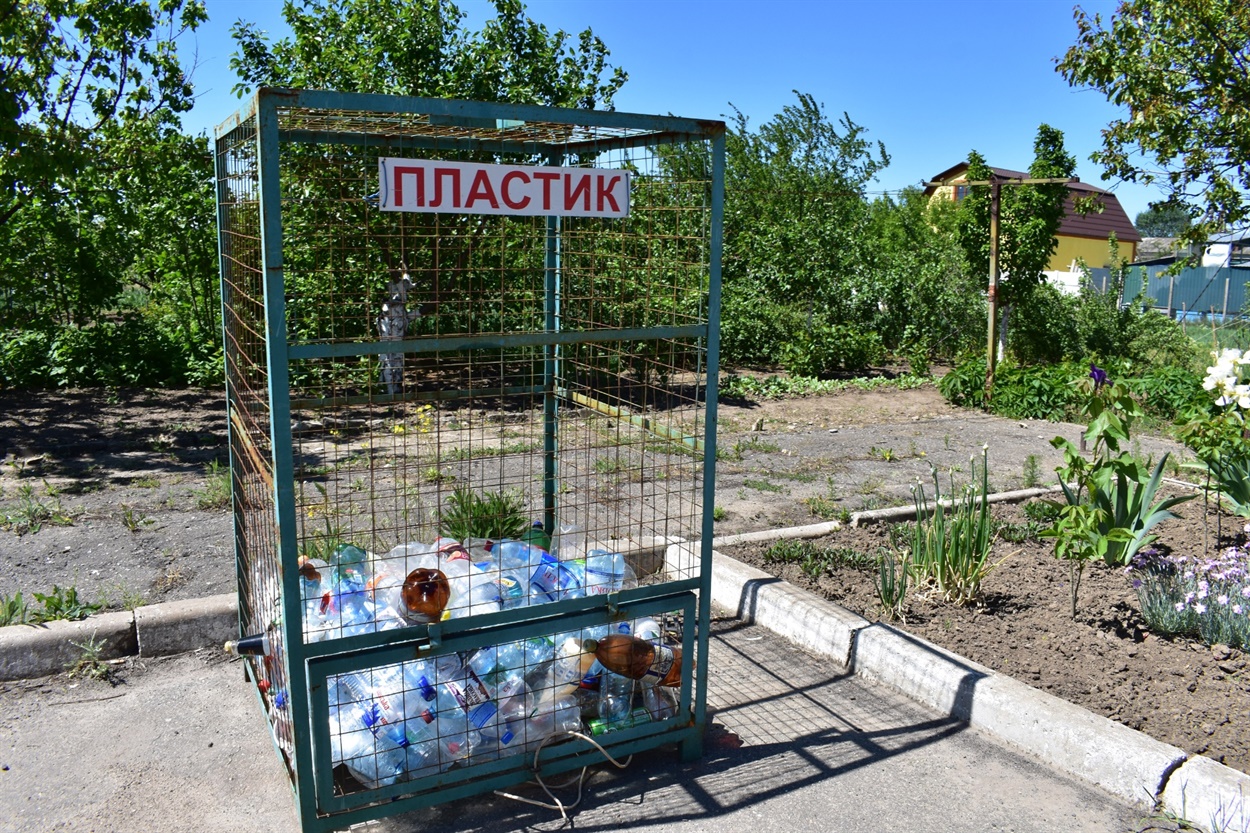 Контейнери для збору пластику