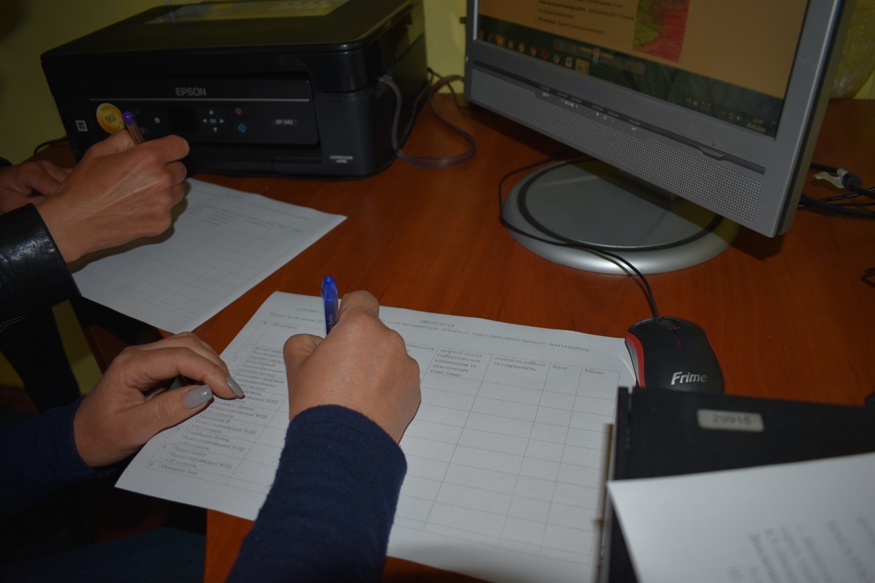 Члени журі виставляють оцінки конкурсантам