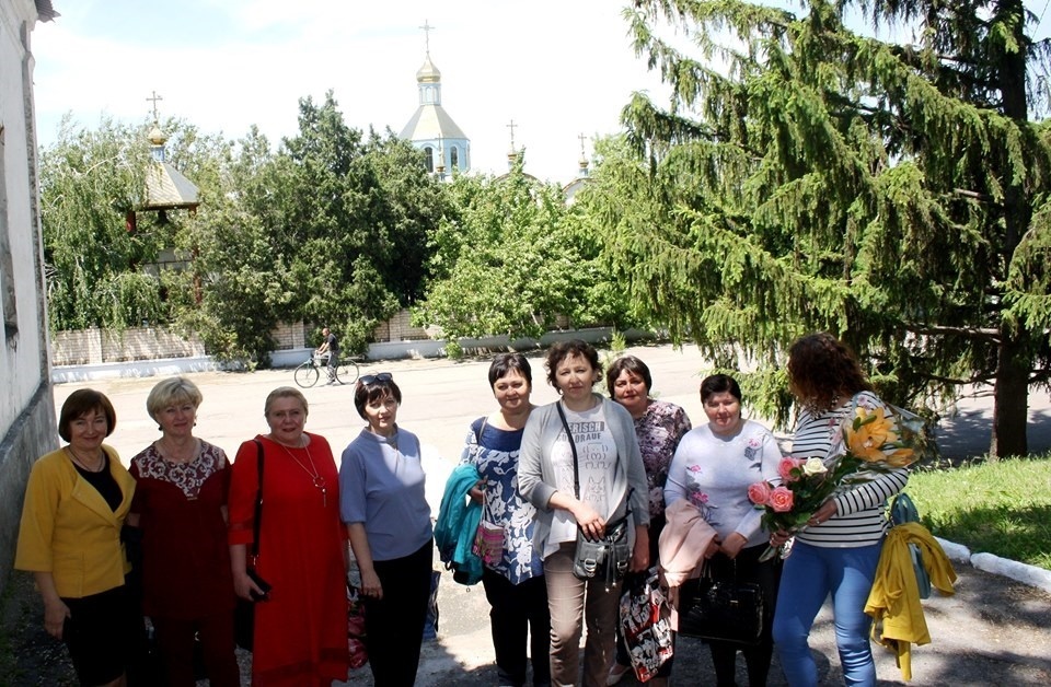 Свято-Покровська церква знаходиться неподалік Музею народної творчості та побуту