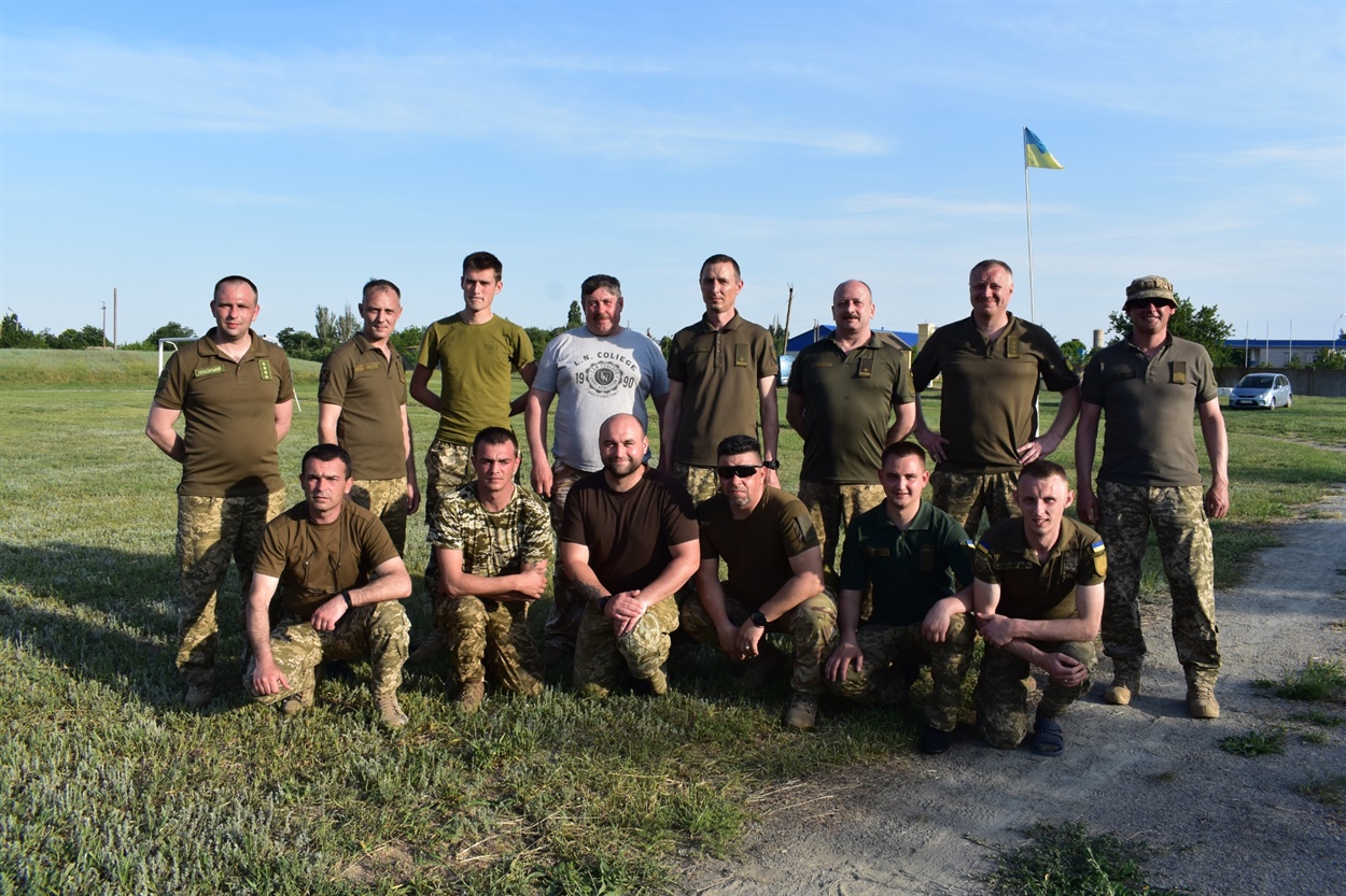 Олександр Жилін та Олексій Лісовий (в центрі) з командою військовослужбовців ЗСУ