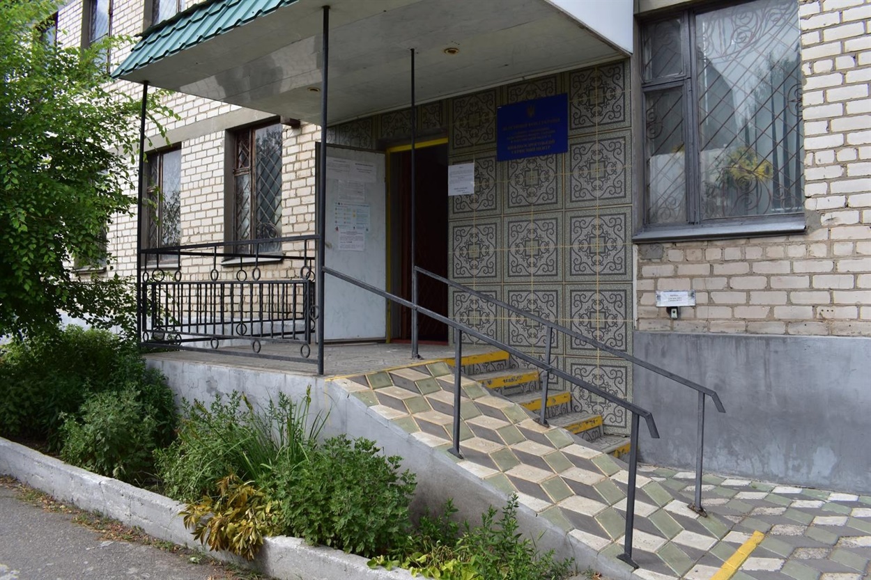 Пенсійний фонд має кнопку виклику, але таким пандусом піднятися неможливо