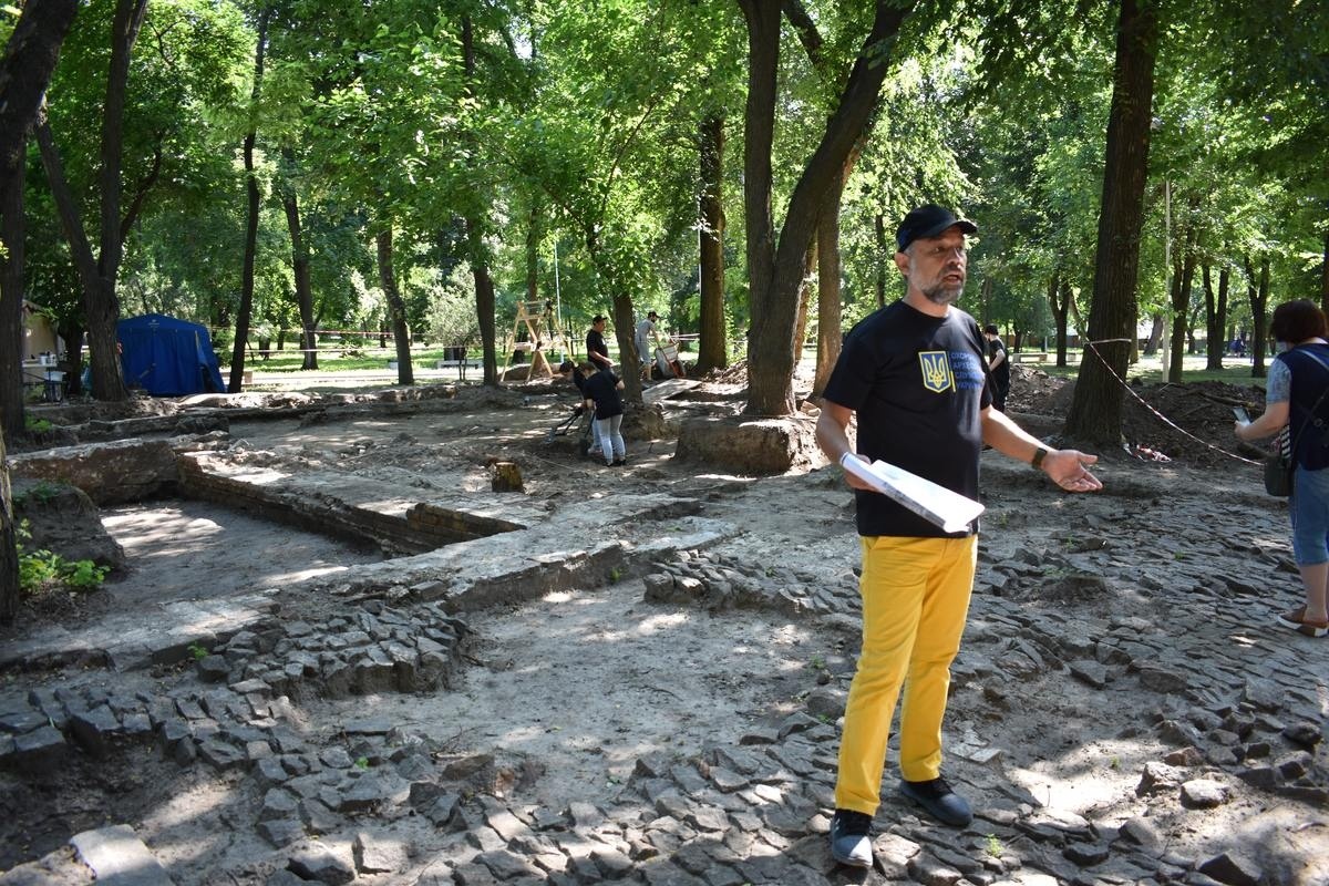 Проведено розкопки тільки однієї частини церкви, друга, центральна частина зараз під асфальтом