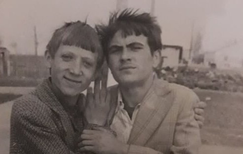 На роботу в радгосп брали, а в кіно на вечірній сеанс не пускали. Сергій Мевша (праворуч) з однокласником Сергієм Гребельним 