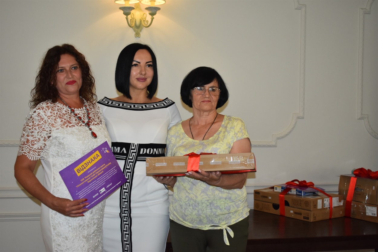 Анжела Кардинал вручила нагороди колективу редакції Горностаївка Info: Оксана Савченко (праворуч), Любов Рудя (ліворуч)