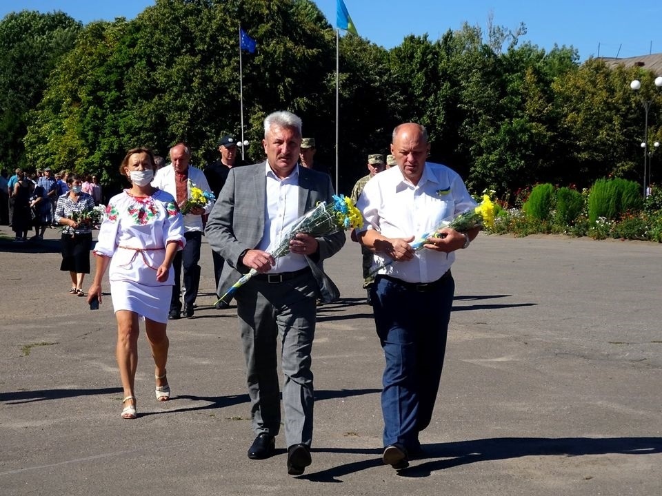 Учасники мітингу поклали квіти до пам’ятника учасникам АТО