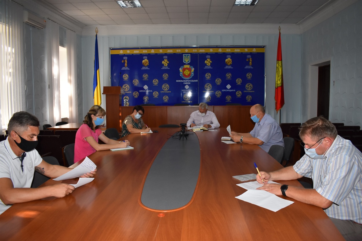 На селекторну нараду в зал засідань Нижньосірогозької райдержадміністрації запросили керівників районних установ
