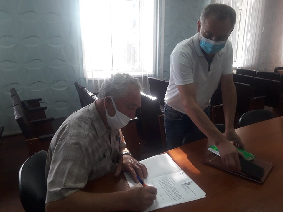Олександр Коробков і керуючий апаратом Нижньосірогозької райдержадміністрації Володимир Кишкань