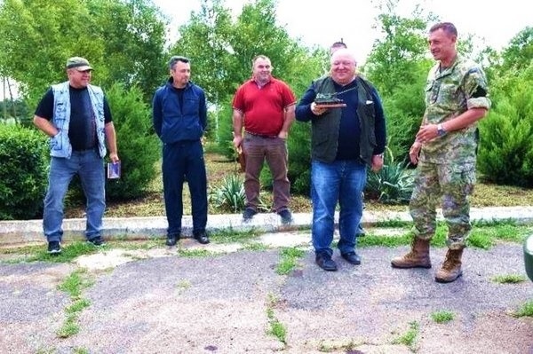 На знак подяки бійці 26-ї бригади вручили Миколі Дудці символічний подарунок — мінімодель “САУ”