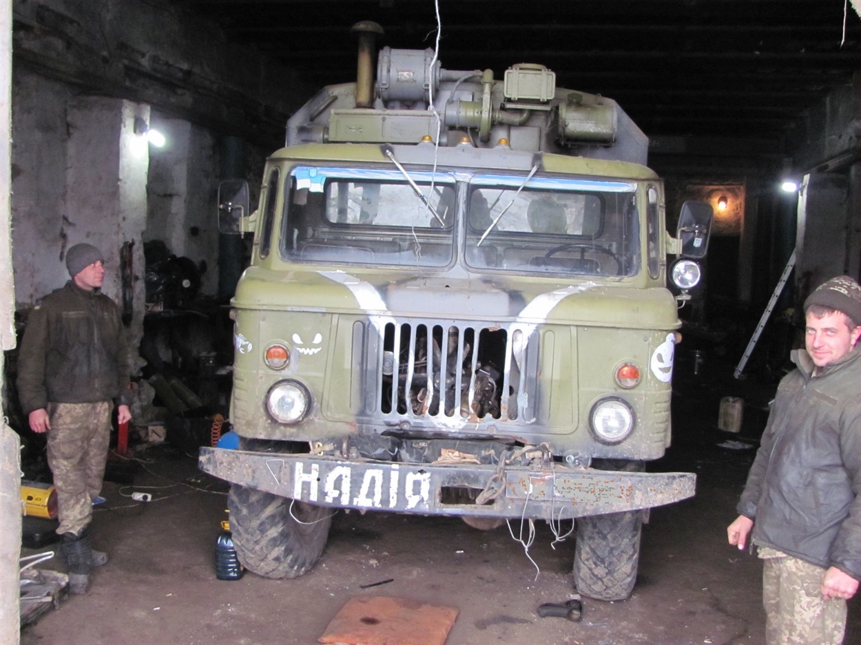 Ремонтують КАМАЗ бійці 309-го інженерно-технічного батальйону