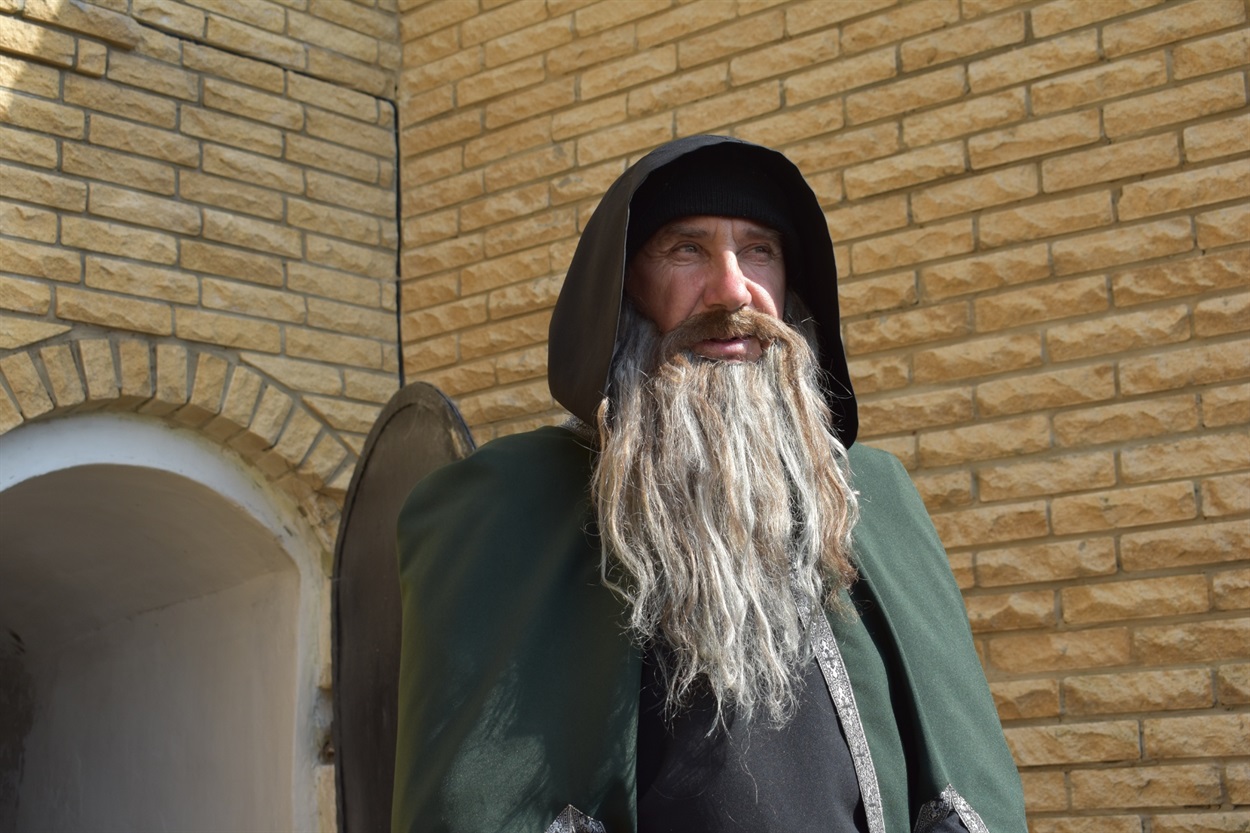 В Любечі біля Ближніх печер туристів зустрічає святий Антоній