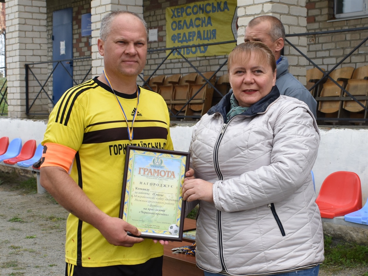 Грамоту Дмитру Ляхну вручає Віта Копенко