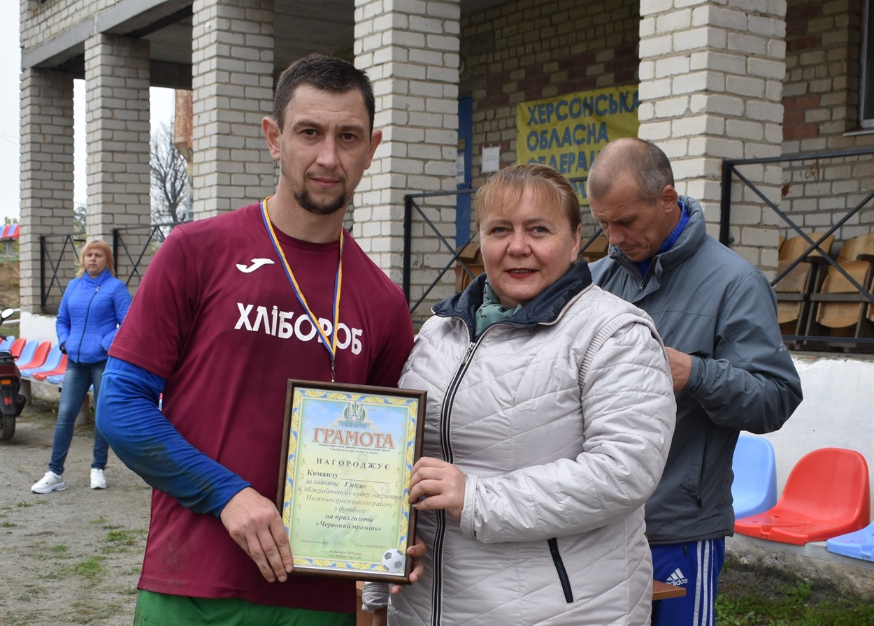 Грамоту Володимиру Чалому вручає Віта Копенко