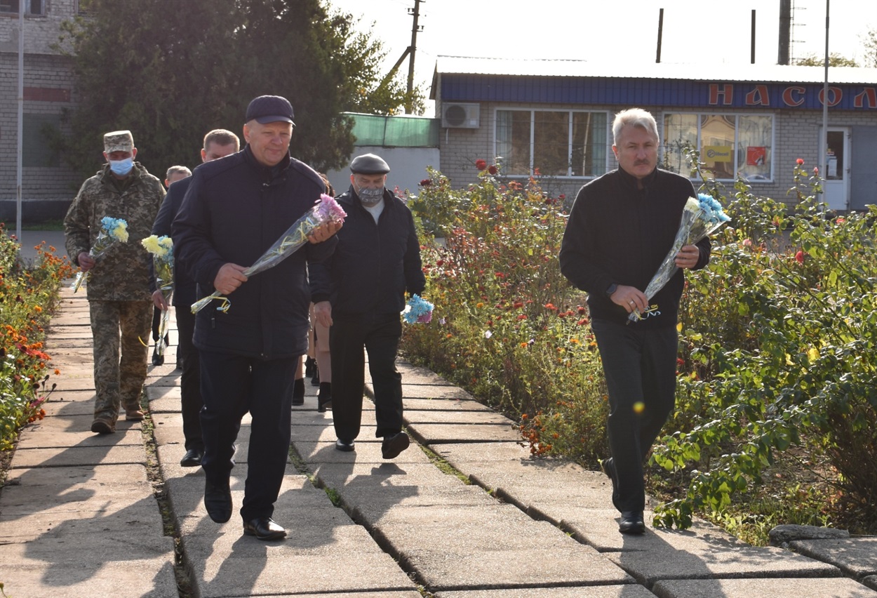 Квіти — на могили воїнів-визвлителів