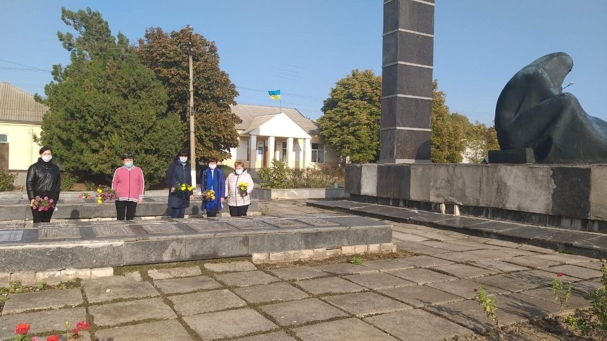 Учасники мітингу — вчителі Нижньосірогозької школи