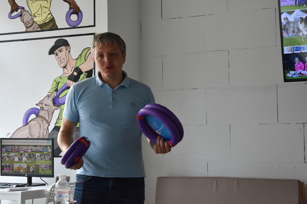 Ігор Андрійченко демонструє тренувальний снаряд PULLER
