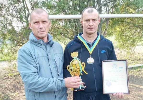Кубок і грамоту Ігор Гладун вручив тренеру команди Вадиму Пилипенку