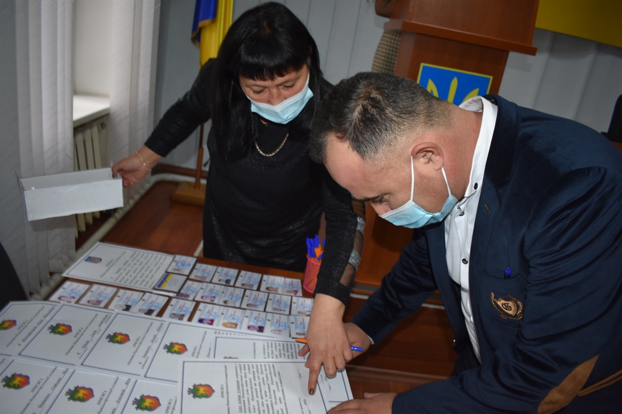 Підписання присяги. Депутат Нижньосірогозької селищної ради Алішан Алієв