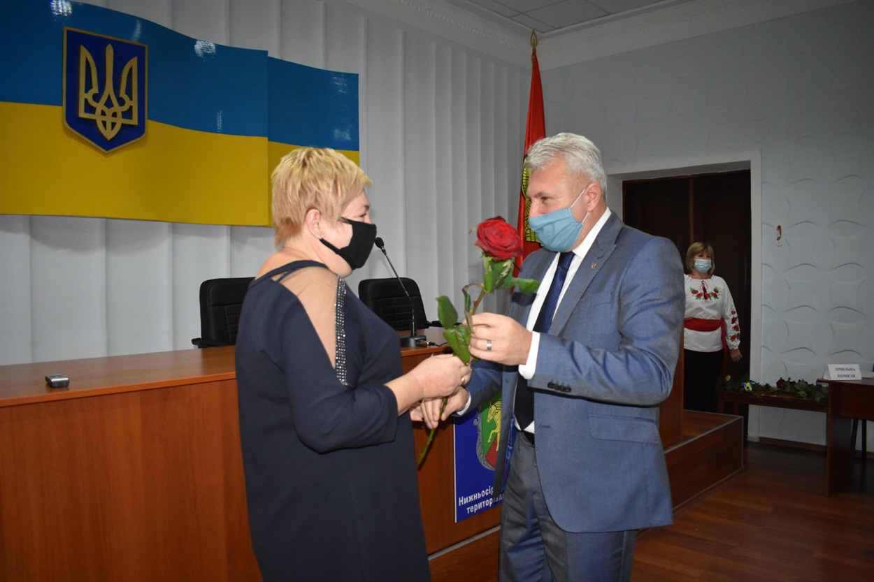 Новообрану депутатку Нижньосірогозької селищної ради Людмилу Зибіну вітає селищний голова Дмитро Такаджи