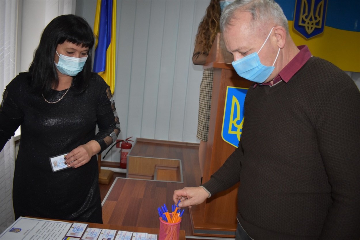 Підписання присяги. Депутат Нижньосірогозької селищної ради Олександр Ковальчук