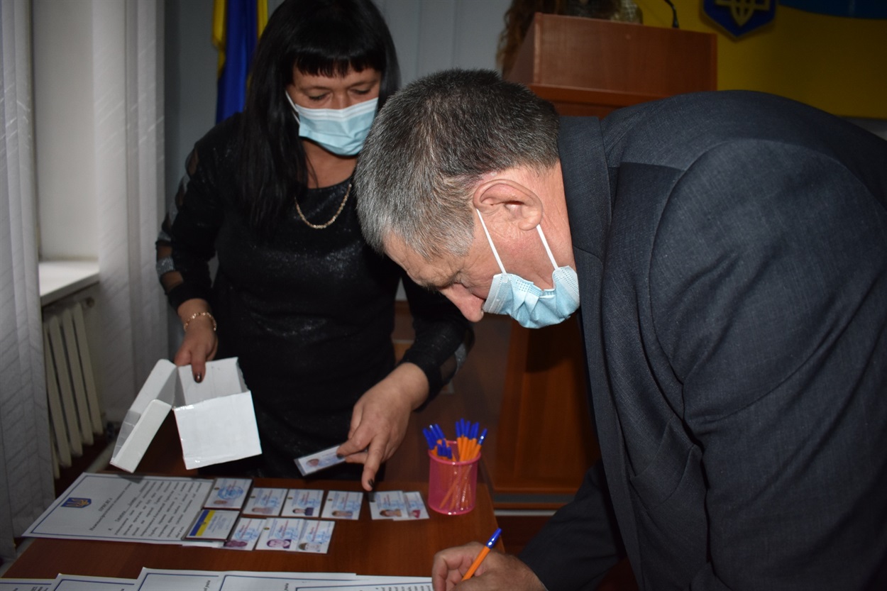 Підписання присяги. Депутат Нижньосірогозької селищної ради Микола Москаленко