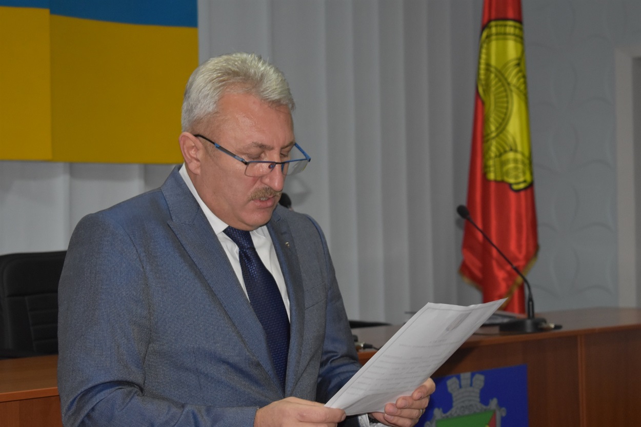 Присягу зачитує Нижньосірогозький селищний голова Дмитро Такаджи