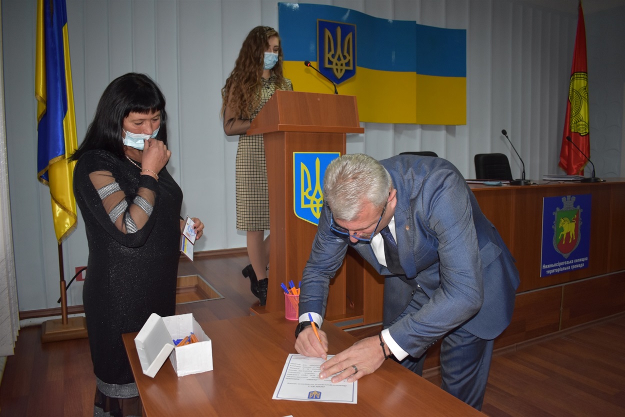 Підписання присяги. Нижньосірогозький селищний голова Дмитро Такаджи 