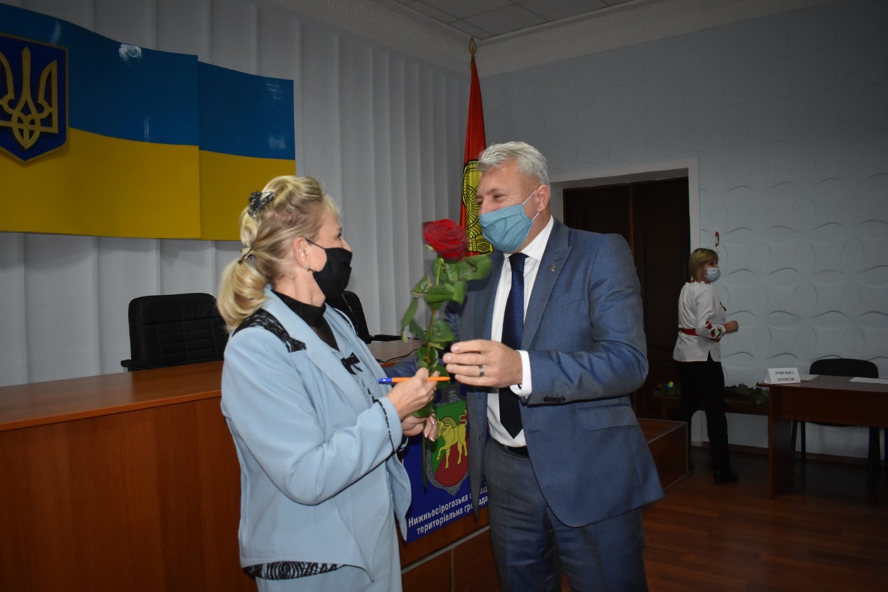 Новообрану депутатку Нижньосірогозької селищної ради Світлану Кутіщеву вітає селищний голова Дмитро Такаджи
