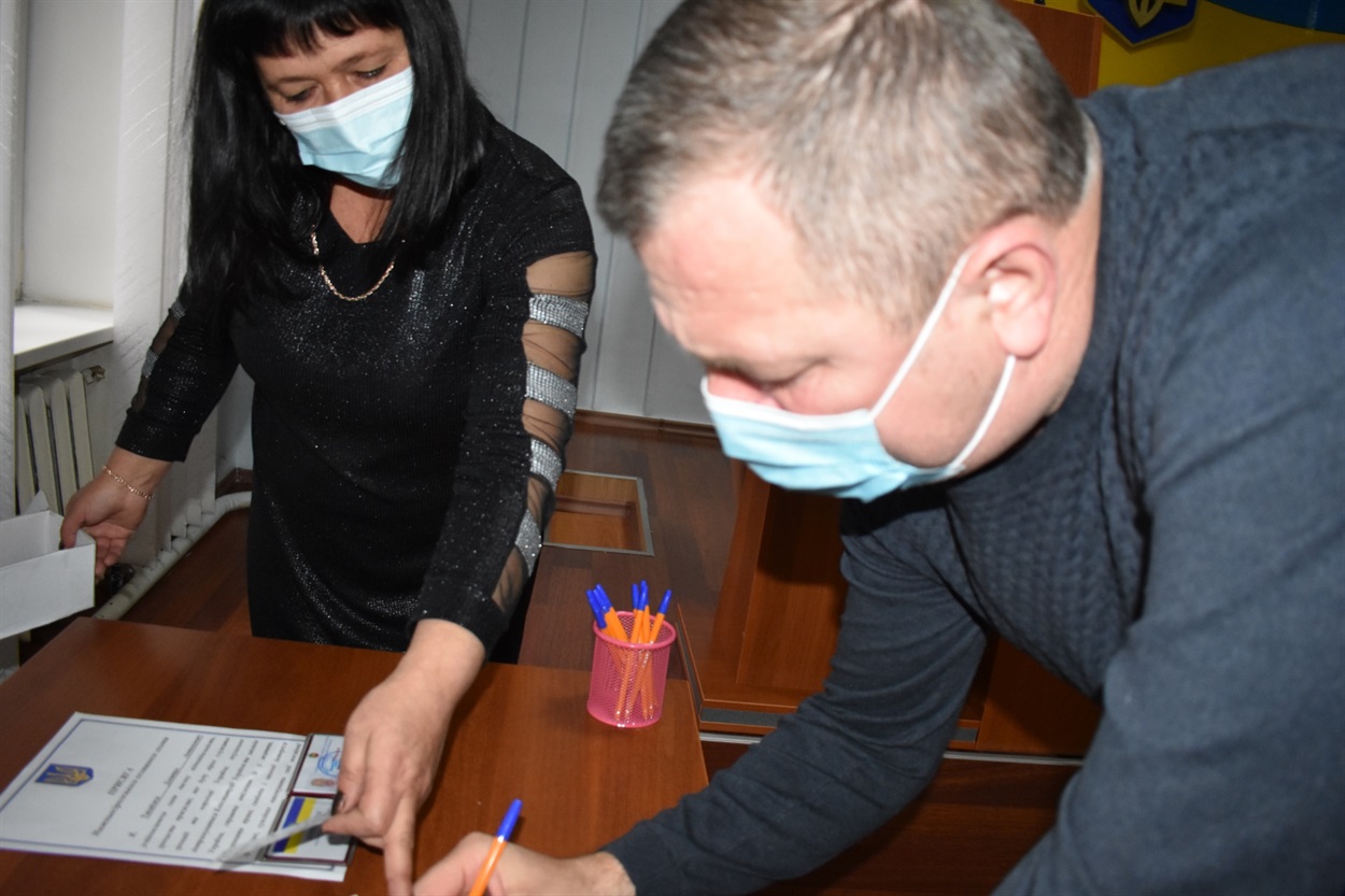 Підписання присяги. Депутат Нижньосірогозької селищної ради Павло Шмигирівський