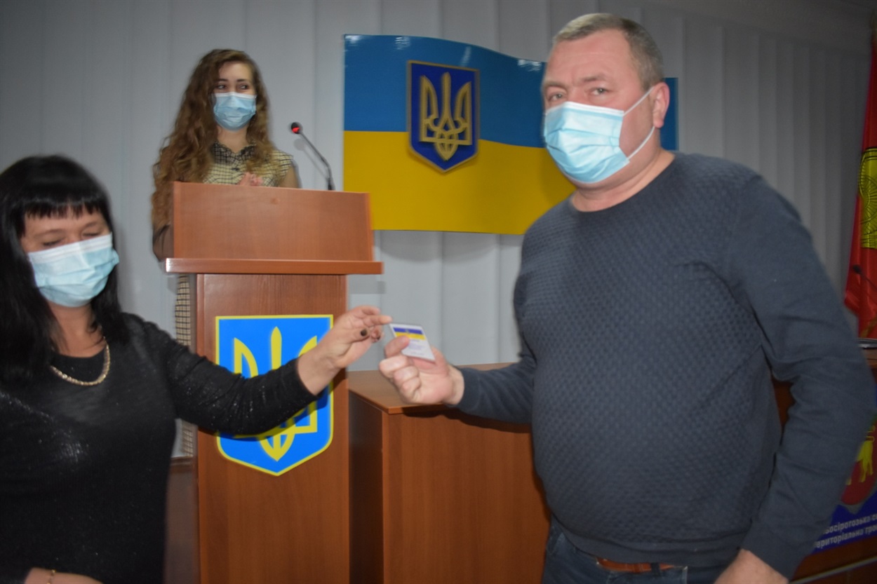 Член Нижньосірогозької ТВК Олена Пономаренко вручає посвідчення Павлу Шмигирівському