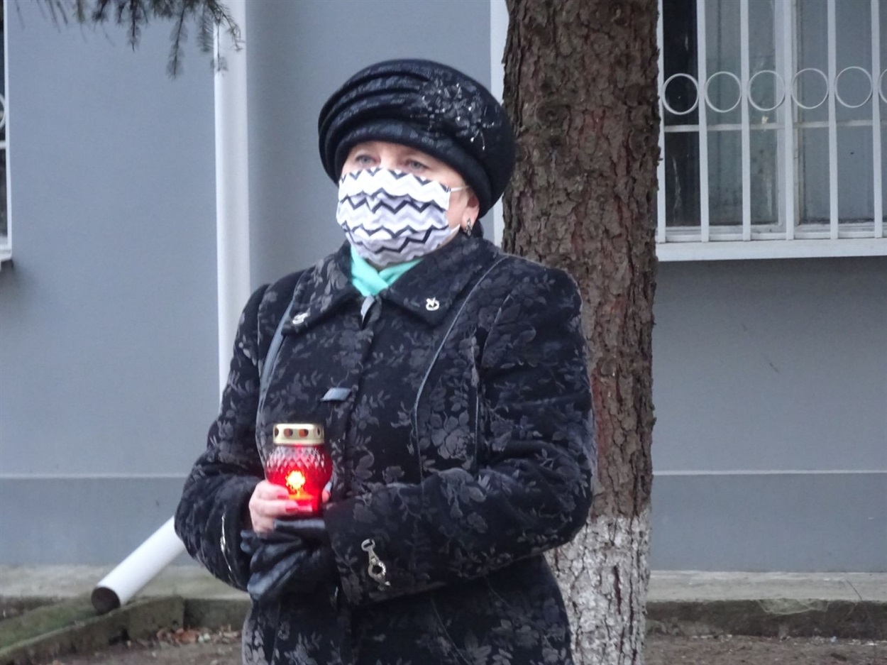 Свічки – це ті душі, листочки опалі, хто став тінню в голодні роки