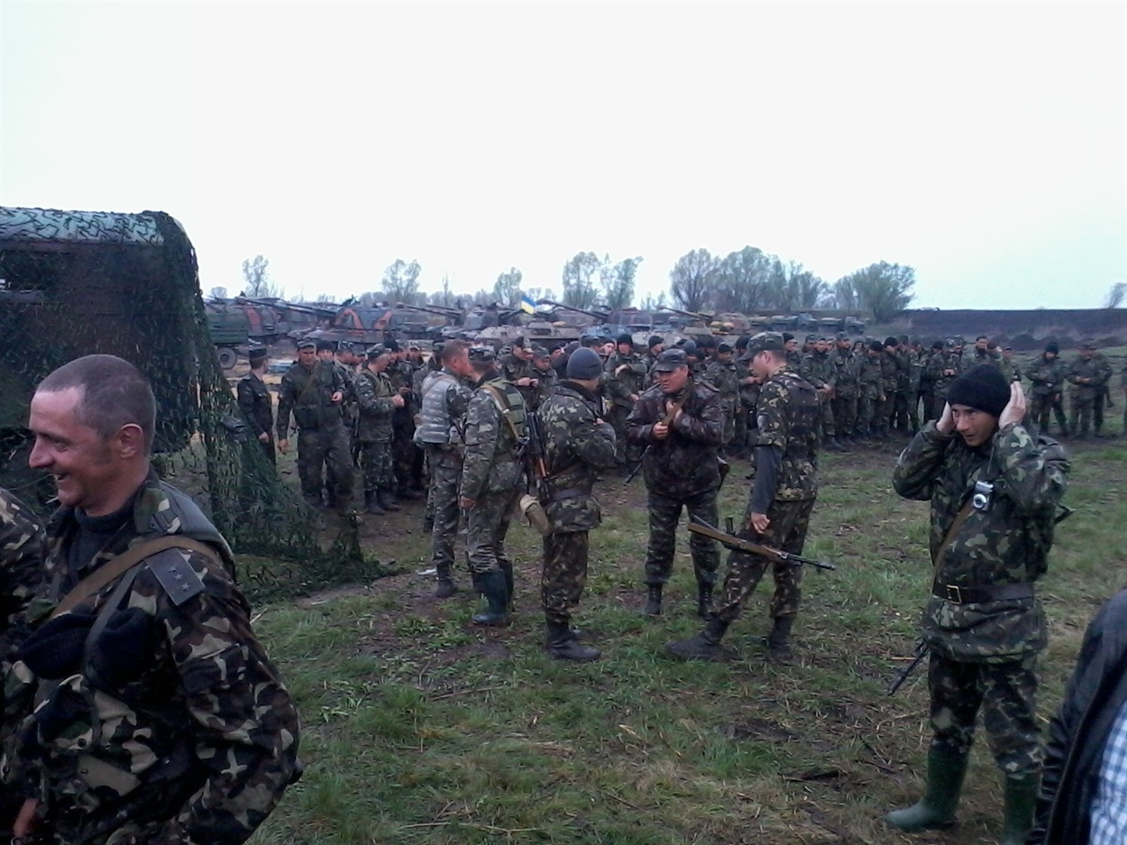 22 квітня 2014 року. Військовослужбовці 26-ї артбригади під час базування на межі Нижньосірогозького та Веселівського районів