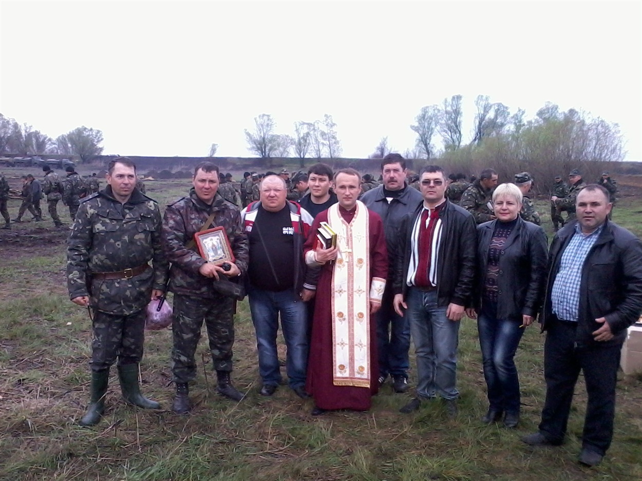 22 квітня 2014 року. Сірогозькі агровиробники приїхали привітати з Великоднем військовслужбовців 26-ї артбригади 