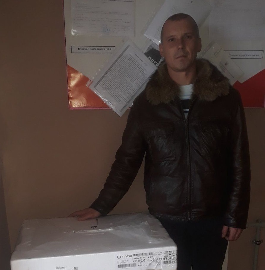 Ігор Гладун показує нову пральну машину