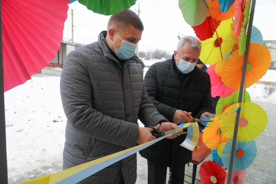 Право урочисто перерізати жовто-блакитну стрічку надали Сергію Козиру і Дмитру Такаджи