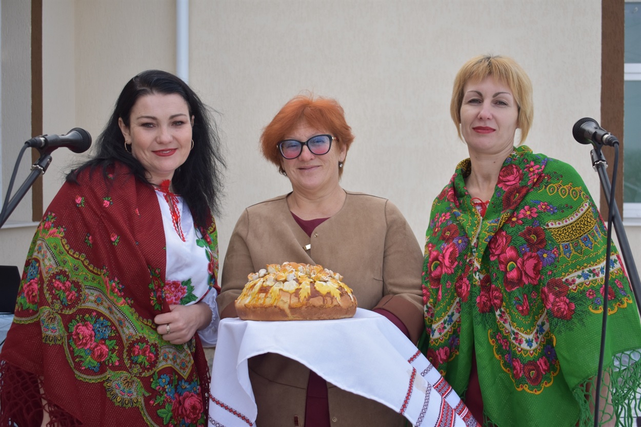 Гостей хлібом-сіллю зустріла господиня закладу – завідуюча дитсадка “Дзвіночок” Олена Муляр. Зліва – праворуч: Наталія Здоровець, Олена Муляр, Марина Рагімова