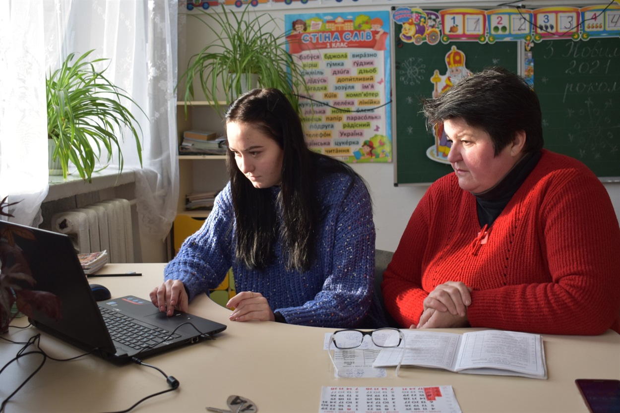 Вчителька початкових класів Тетяна Кальян разом з асистенткою вчителя Дар’єю Шокарєвою проводять урок “Я досліджую світ” в 1А класі: “Для першачків готуємо уроки насичені інтерактивними ігровими елементами, щоб зробити їх максимально цікавими”