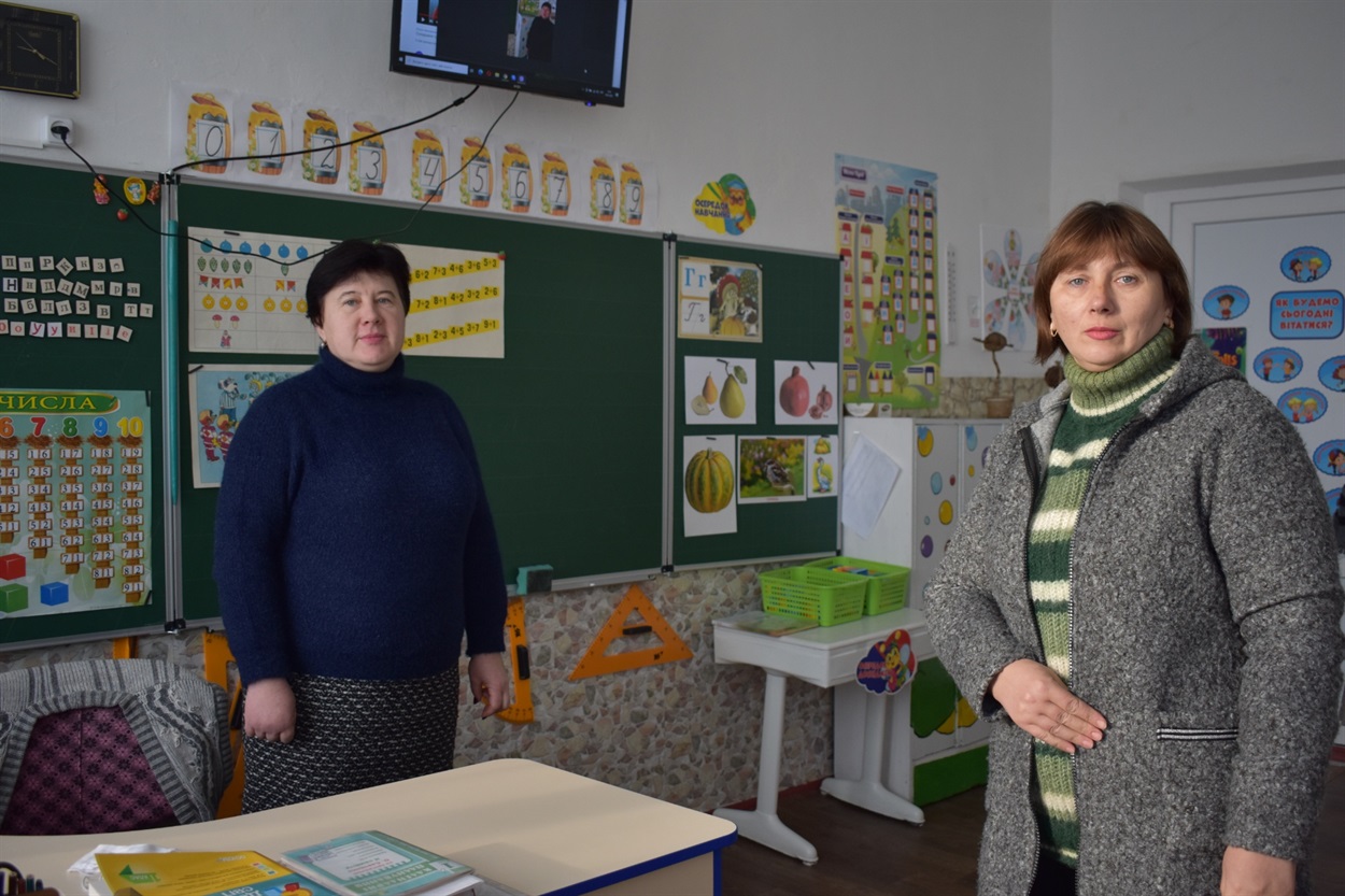 Вчителька початкових класів Галина Чебукіна та асистентка вчителя Наталія Мізюк проводять урок читання в 1Б класі: “На сьогодні технічного дискомфорту під час проведення уроків вже не виникає, а ось духовний є. Жодна дистанційна освіта не замінить спілкування “вживу”