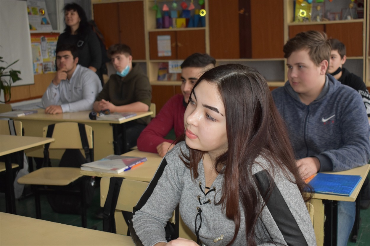 Учні 9 класу уважно слухають читця