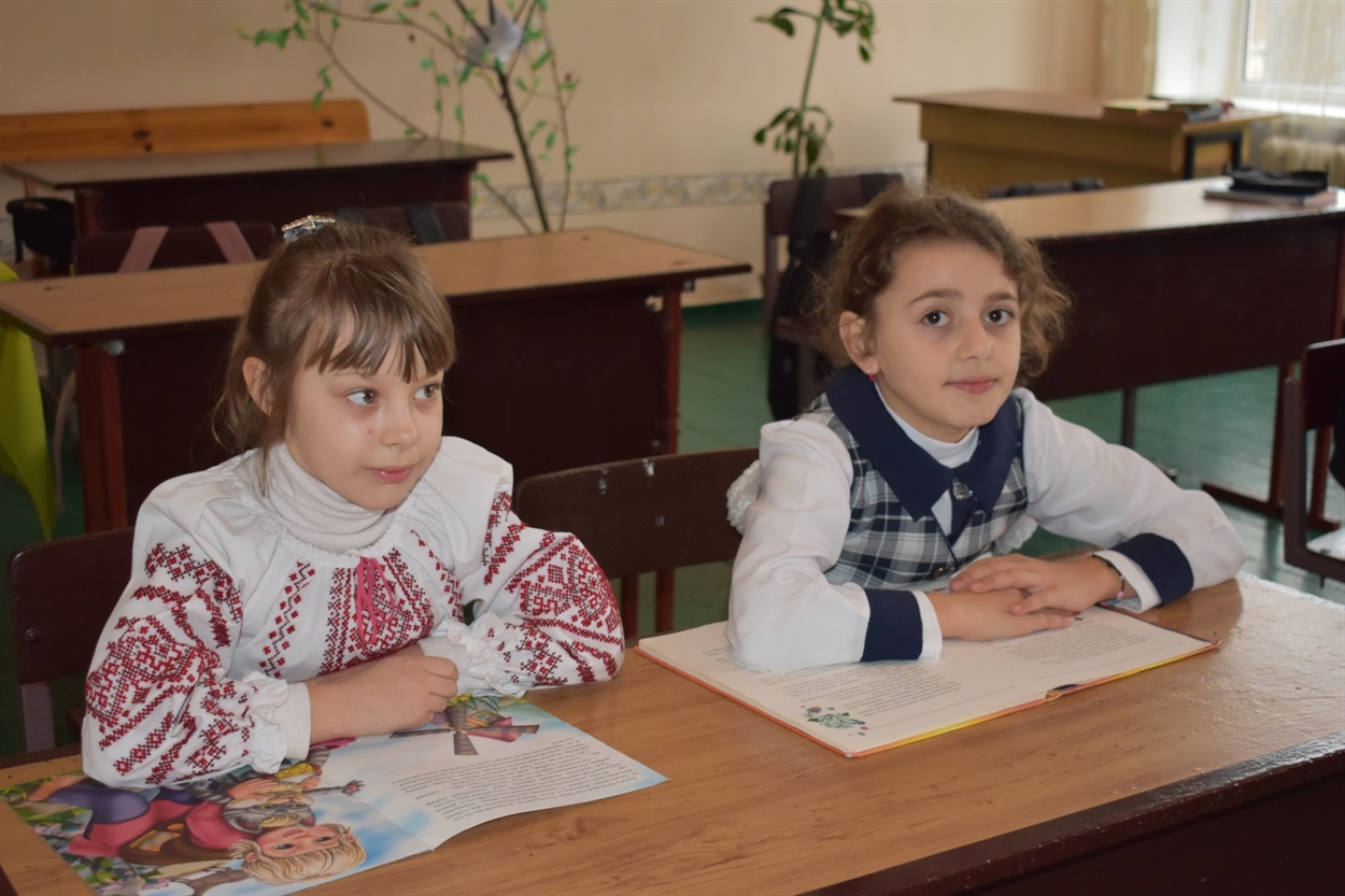 Свої улюблені казки старшокласникам читають учениці початкової ланки