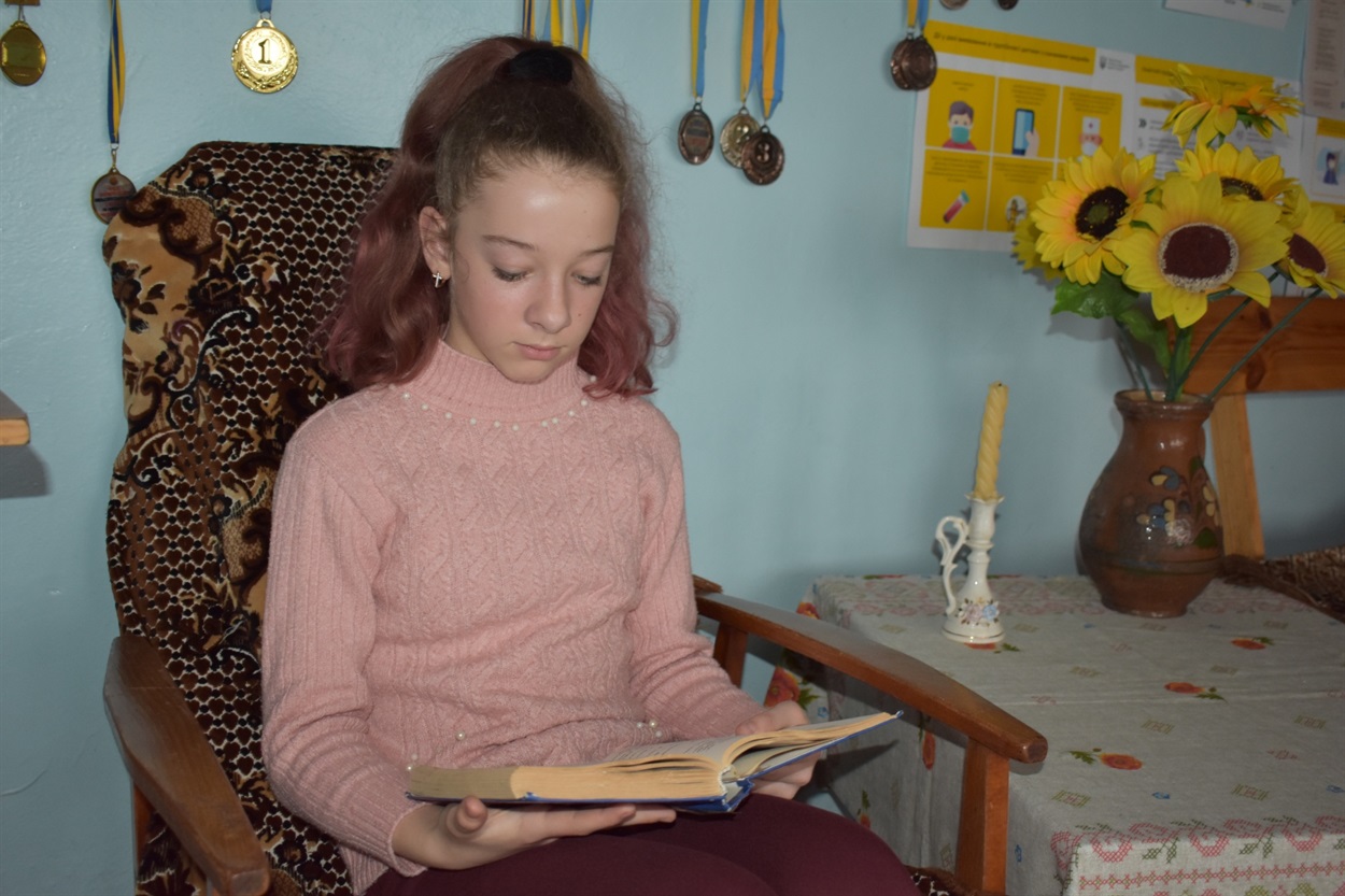 Анна Красовська читала вголос для тих, хто прийшов до літературної вітальні