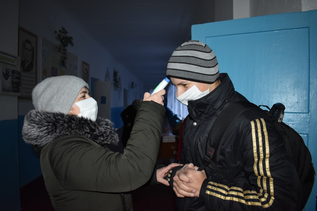 Температуру учням вимірює вчителька англійської мови Оксана Комарницька