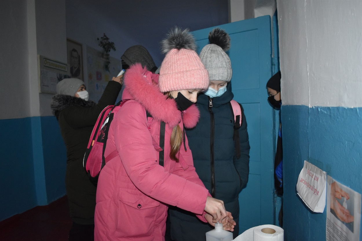 Дезінфекція рук при вході до школи обов’язкова