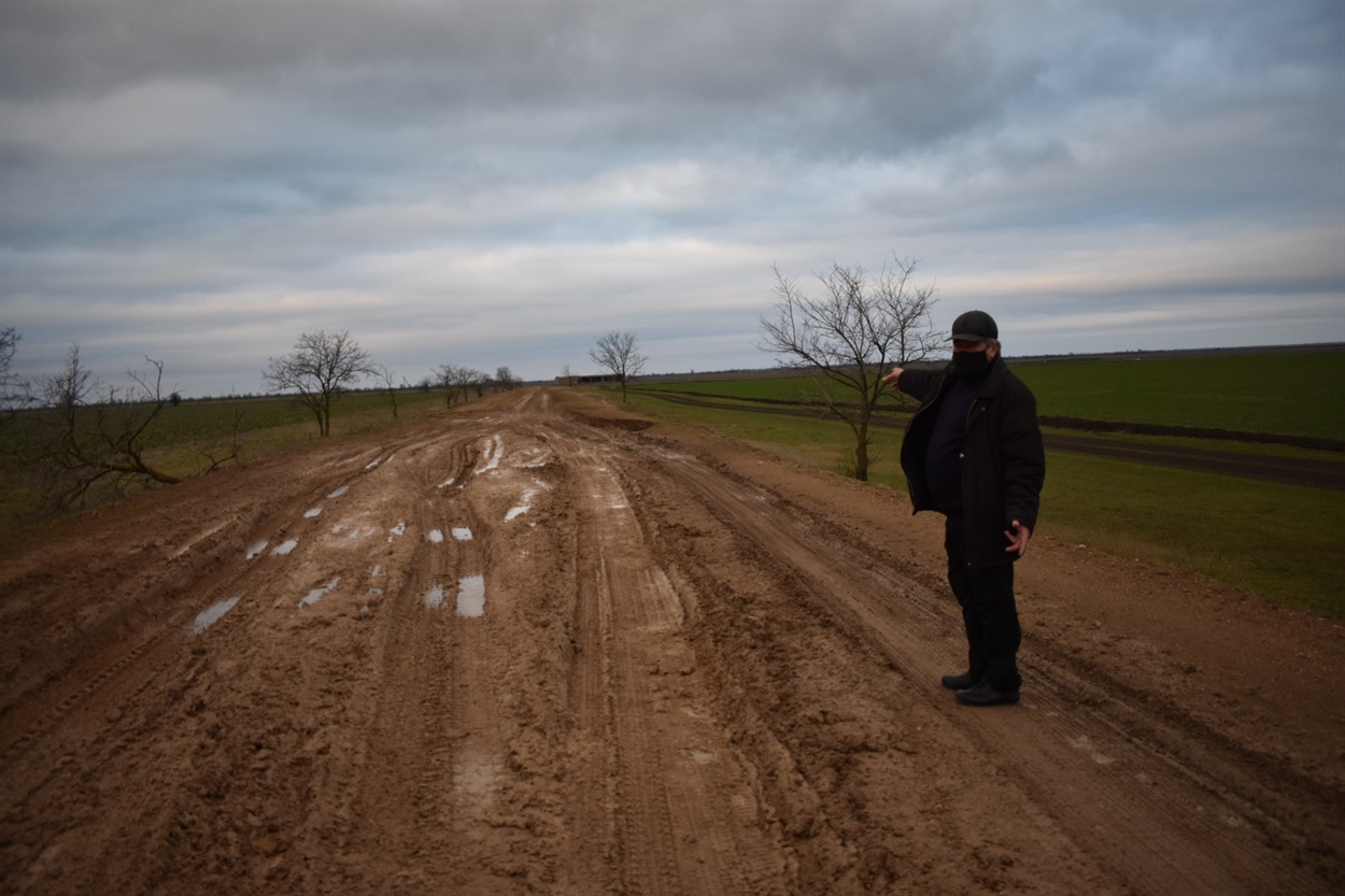 Водій шкільного автобуса Олександр Мельниченко показує, якою стала дорога до Заповітного після дощу